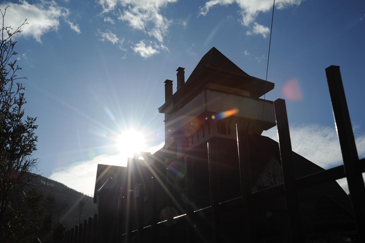 Castelul De Smarald Acomodação com café da manhã Pîngărăciori Exterior foto