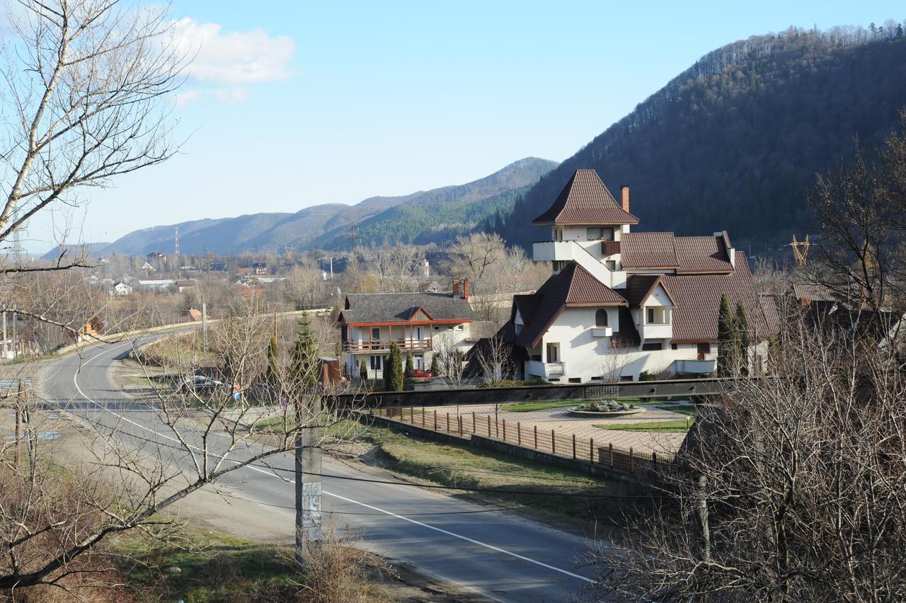 Castelul De Smarald Acomodação com café da manhã Pîngărăciori Exterior foto