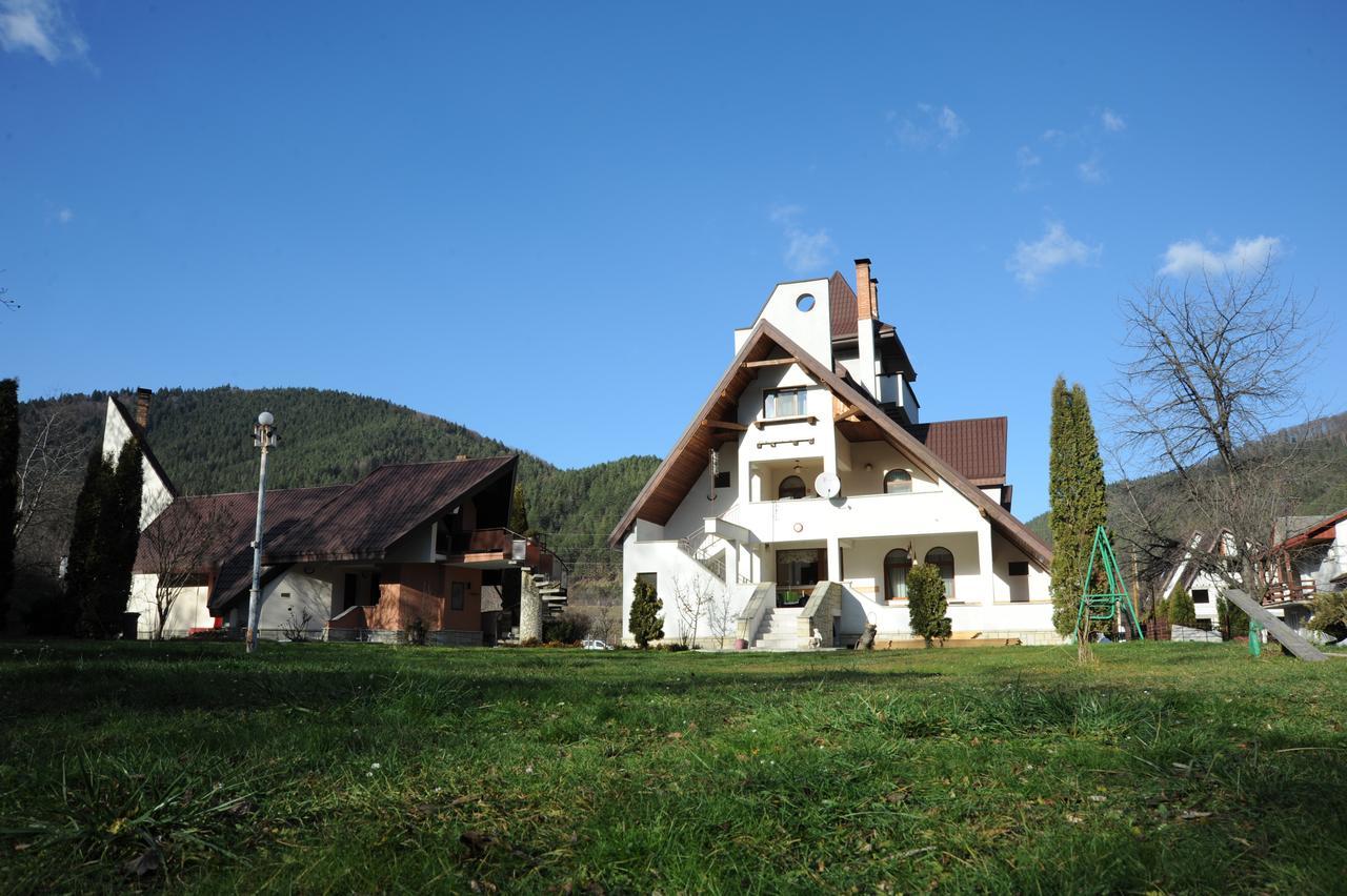 Castelul De Smarald Acomodação com café da manhã Pîngărăciori Exterior foto